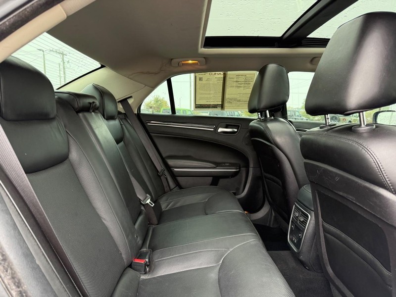 Chrysler 300 Vehicle Full-screen Gallery Image 11