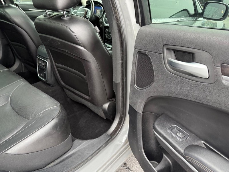 Chrysler 300 Vehicle Full-screen Gallery Image 12