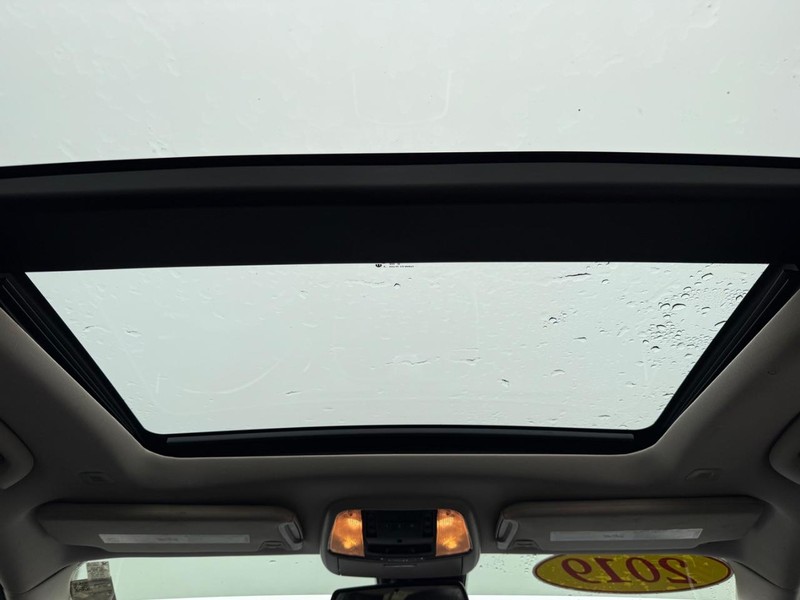 Chrysler 300 Vehicle Full-screen Gallery Image 13