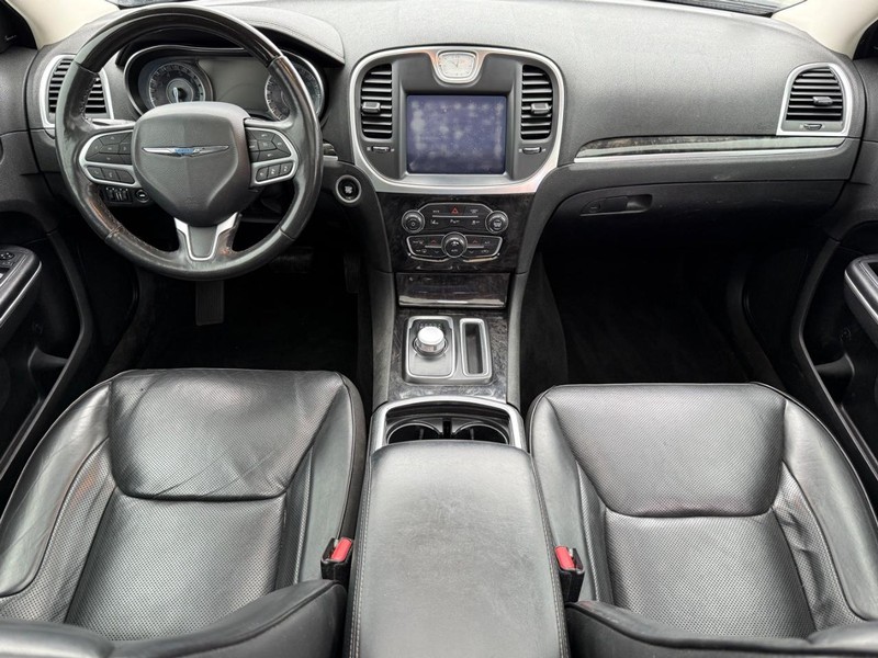 Chrysler 300 Vehicle Full-screen Gallery Image 14