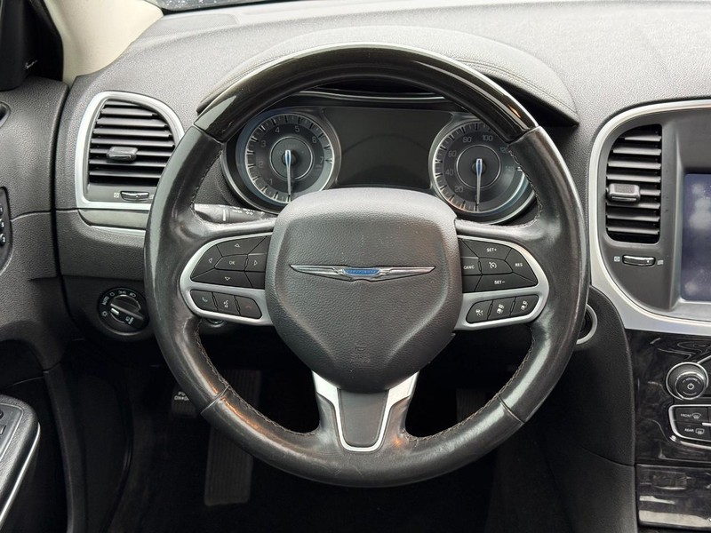 Chrysler 300 Vehicle Full-screen Gallery Image 15