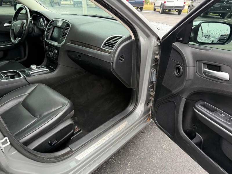 Chrysler 300 Vehicle Full-screen Gallery Image 16