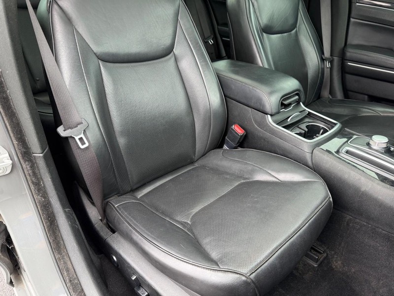 Chrysler 300 Vehicle Full-screen Gallery Image 17