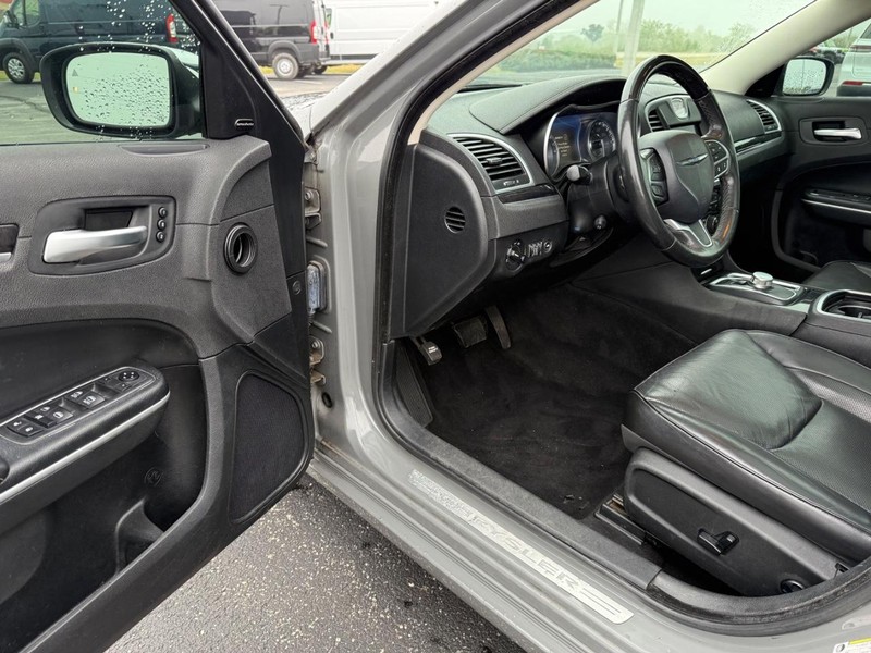 Chrysler 300 Vehicle Full-screen Gallery Image 18