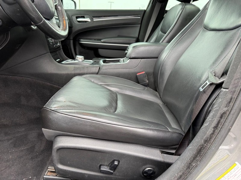 Chrysler 300 Vehicle Full-screen Gallery Image 19