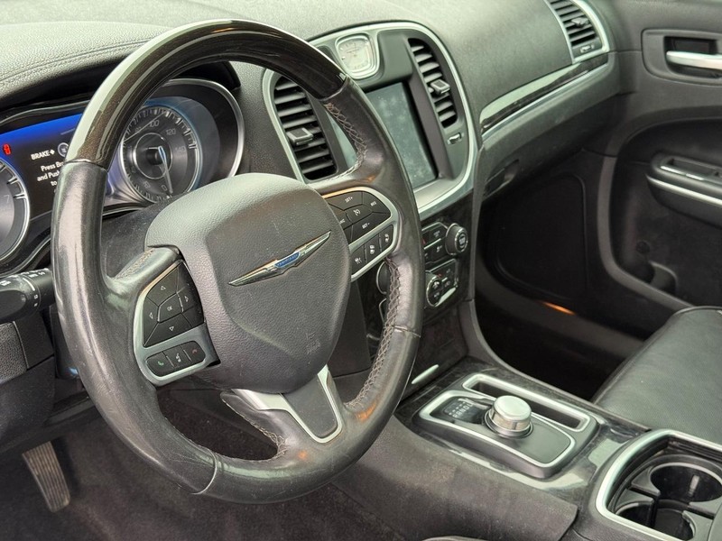 Chrysler 300 Vehicle Full-screen Gallery Image 20