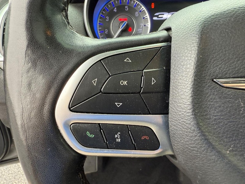 Chrysler 300 Vehicle Full-screen Gallery Image 21