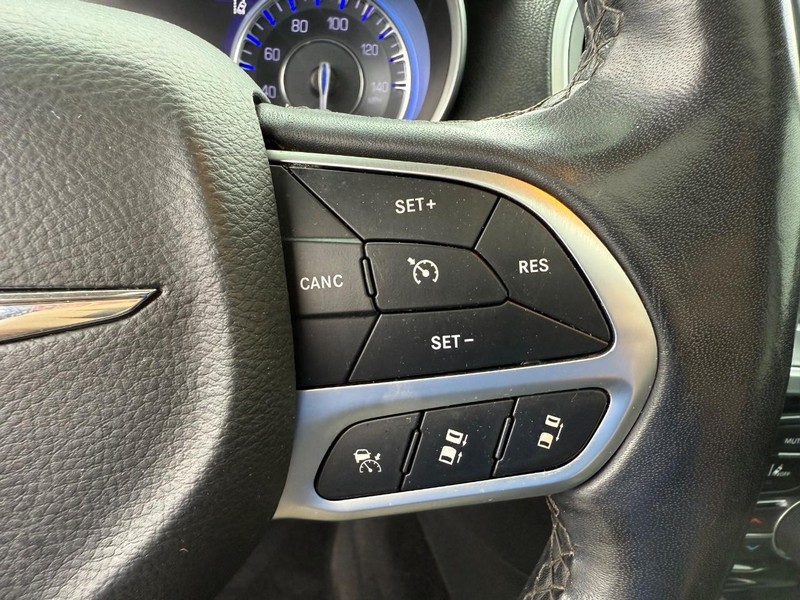 Chrysler 300 Vehicle Full-screen Gallery Image 22