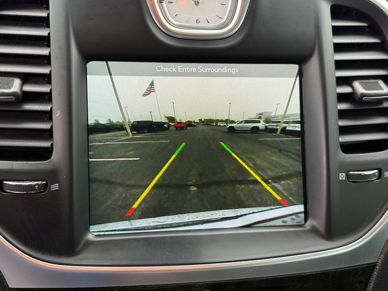 Chrysler 300 Vehicle Full-screen Gallery Image 24