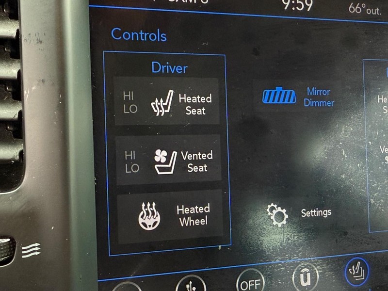 Chrysler 300 Vehicle Full-screen Gallery Image 25