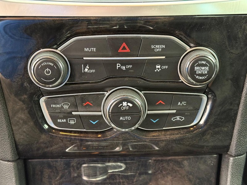 Chrysler 300 Vehicle Full-screen Gallery Image 27