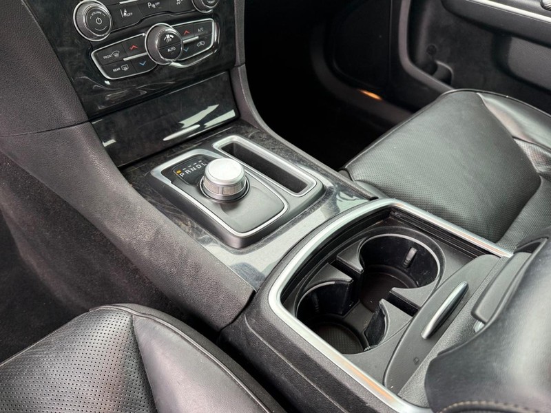 Chrysler 300 Vehicle Full-screen Gallery Image 28