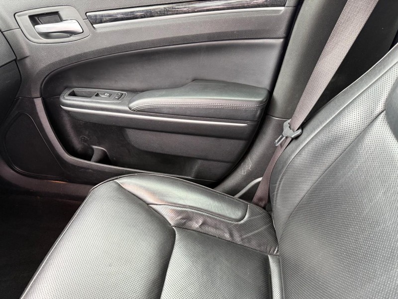 Chrysler 300 Vehicle Full-screen Gallery Image 29