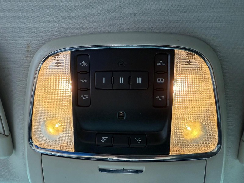 Chrysler 300 Vehicle Full-screen Gallery Image 30