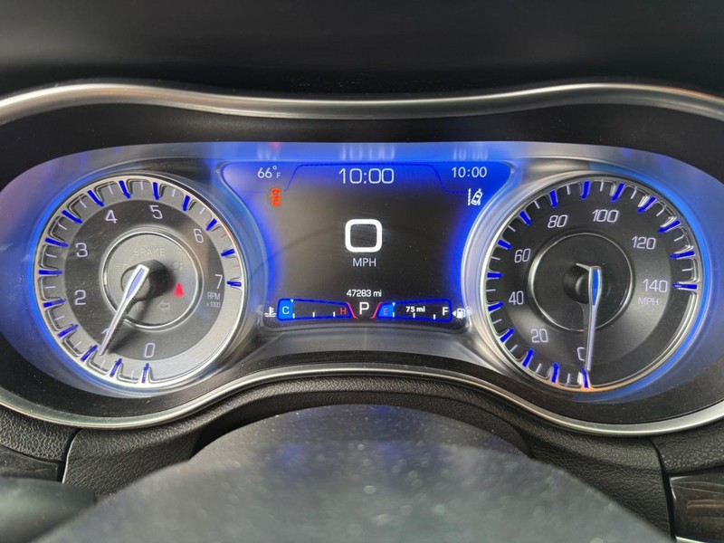 Chrysler 300 Vehicle Full-screen Gallery Image 31