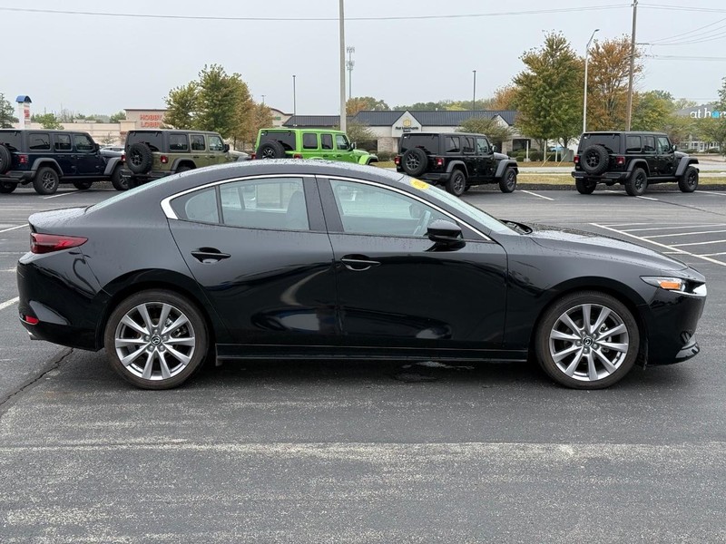 Mazda Mazda3 Sedan Vehicle Full-screen Gallery Image 2