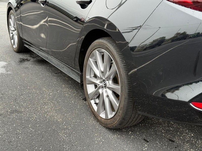 Mazda Mazda3 Sedan Vehicle Full-screen Gallery Image 6