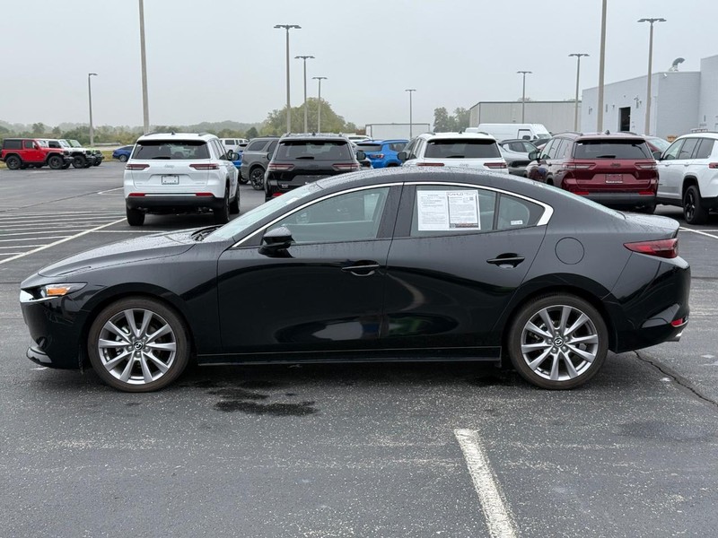 Mazda Mazda3 Sedan Vehicle Full-screen Gallery Image 8