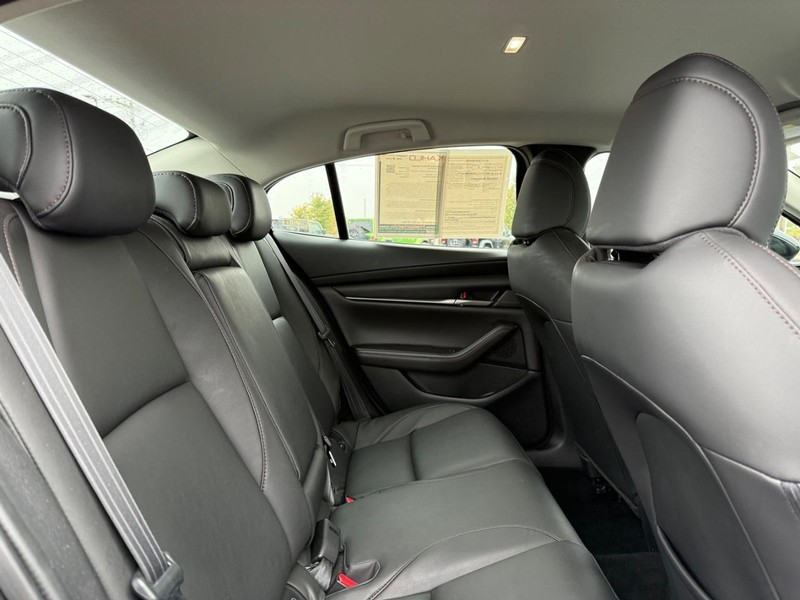 Mazda Mazda3 Sedan Vehicle Full-screen Gallery Image 11