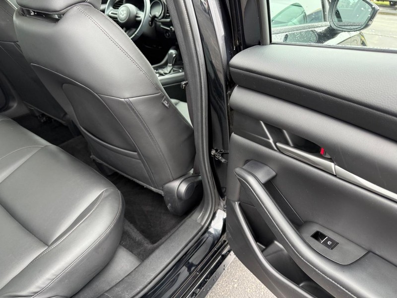 Mazda Mazda3 Sedan Vehicle Full-screen Gallery Image 12