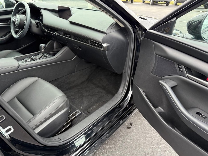 Mazda Mazda3 Sedan Vehicle Full-screen Gallery Image 15