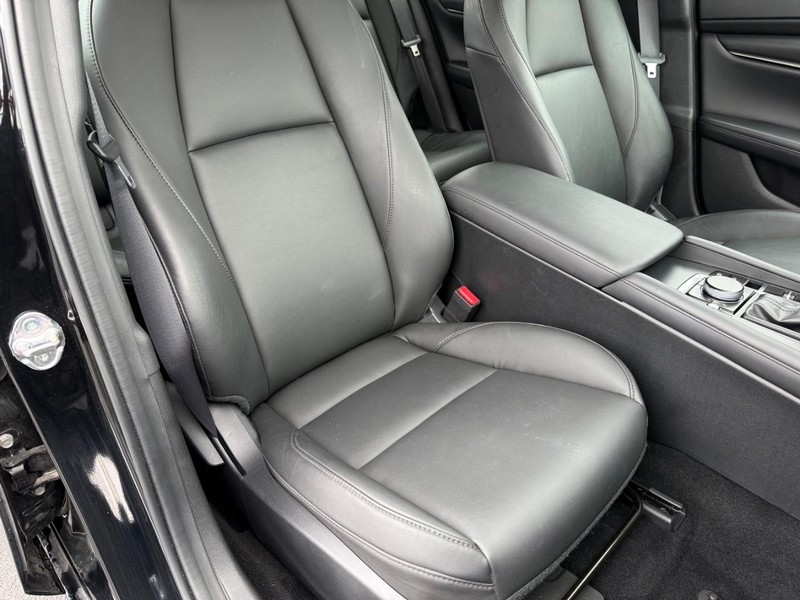 Mazda Mazda3 Sedan Vehicle Full-screen Gallery Image 16