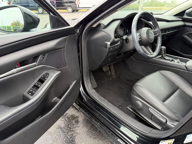 Mazda Mazda3 Sedan Vehicle Full-screen Gallery Image 17