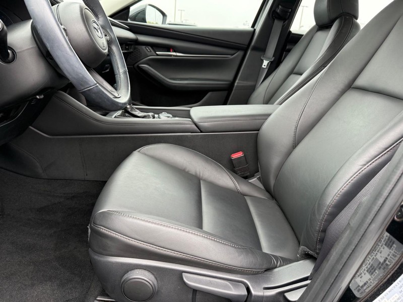 Mazda Mazda3 Sedan Vehicle Full-screen Gallery Image 18