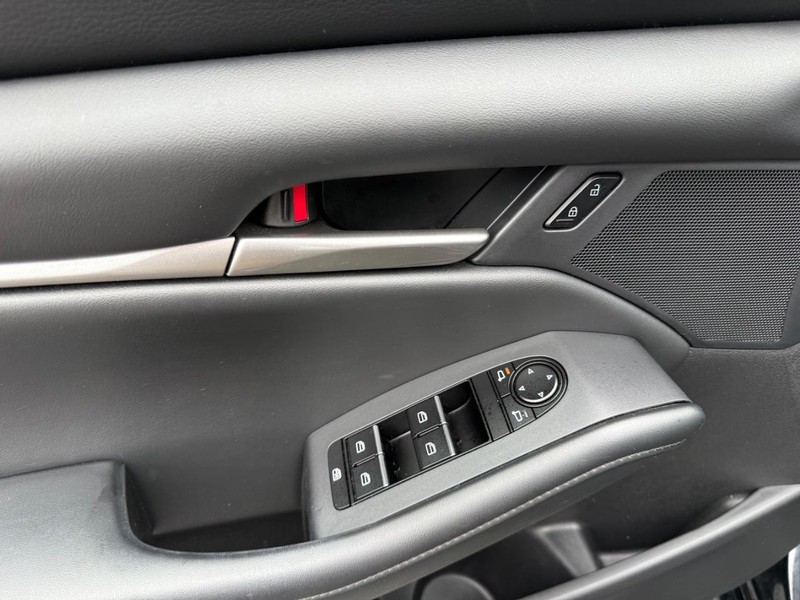 Mazda Mazda3 Sedan Vehicle Full-screen Gallery Image 29