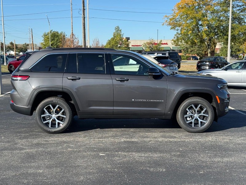 Jeep Grand Cherokee Vehicle Full-screen Gallery Image 2