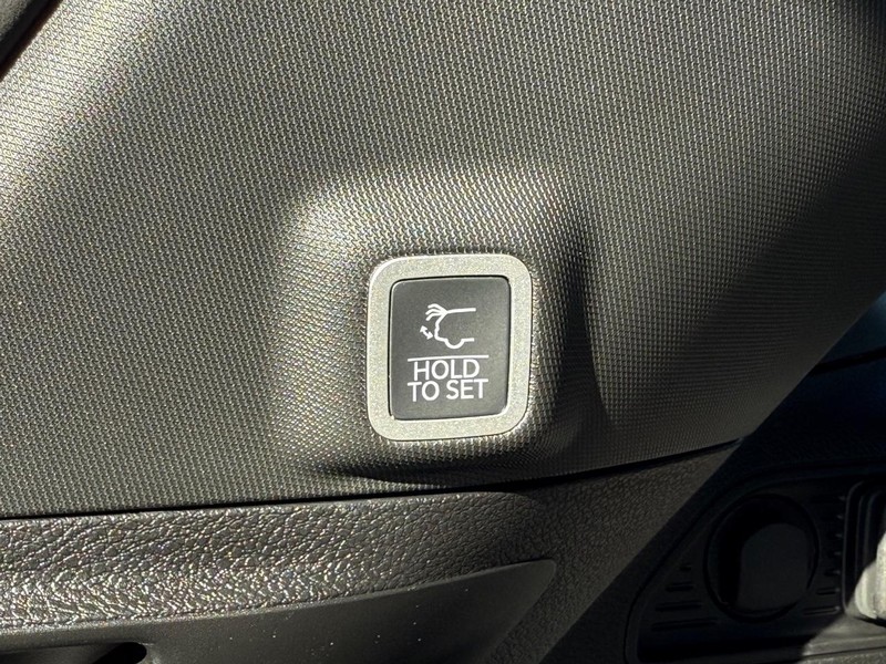 Jeep Grand Cherokee Vehicle Full-screen Gallery Image 8