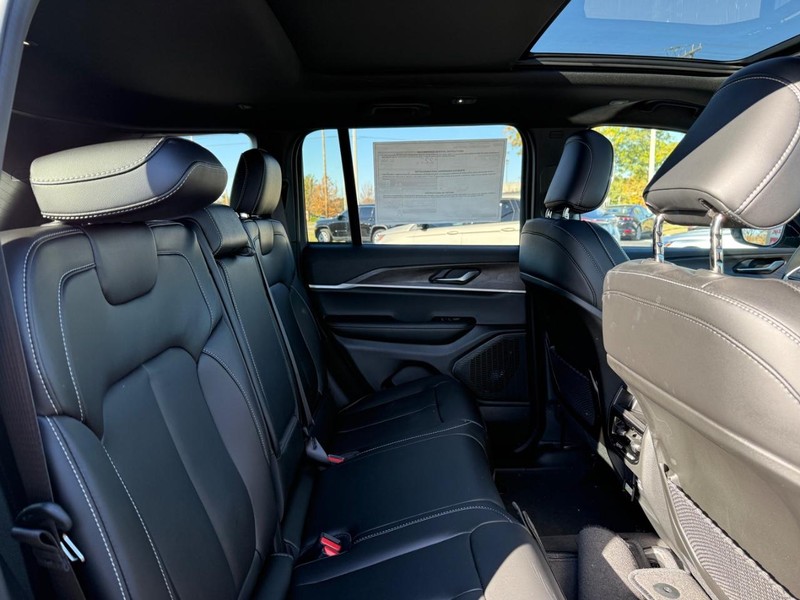 Jeep Grand Cherokee Vehicle Full-screen Gallery Image 11