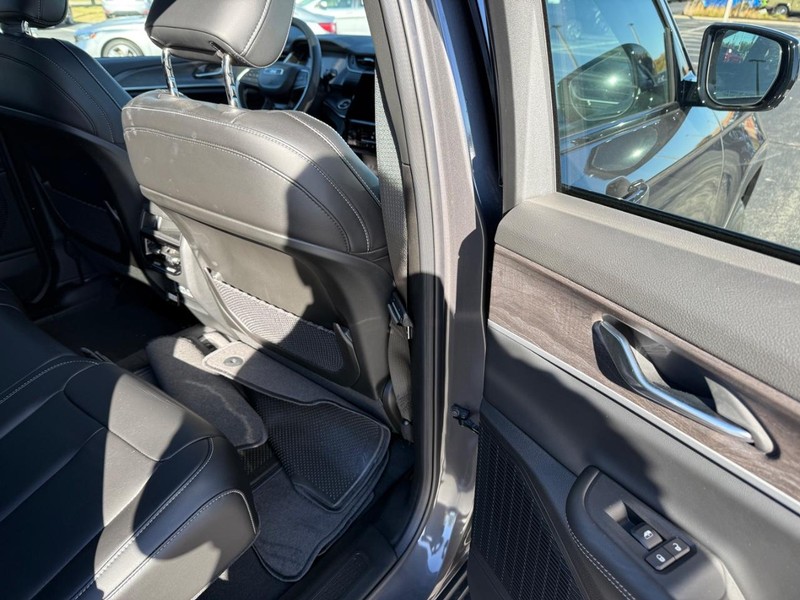 Jeep Grand Cherokee Vehicle Full-screen Gallery Image 12