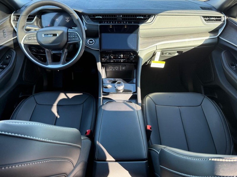 Jeep Grand Cherokee Vehicle Full-screen Gallery Image 14