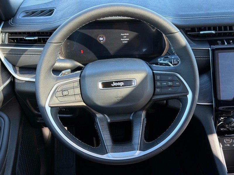 Jeep Grand Cherokee Vehicle Full-screen Gallery Image 15