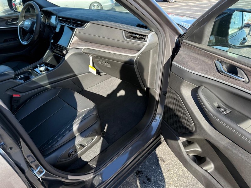 Jeep Grand Cherokee Vehicle Full-screen Gallery Image 16