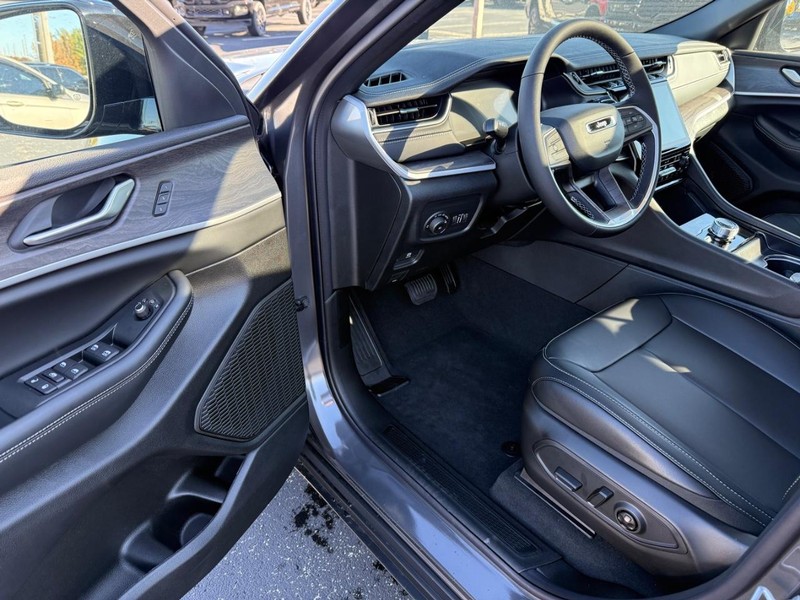 Jeep Grand Cherokee Vehicle Full-screen Gallery Image 18