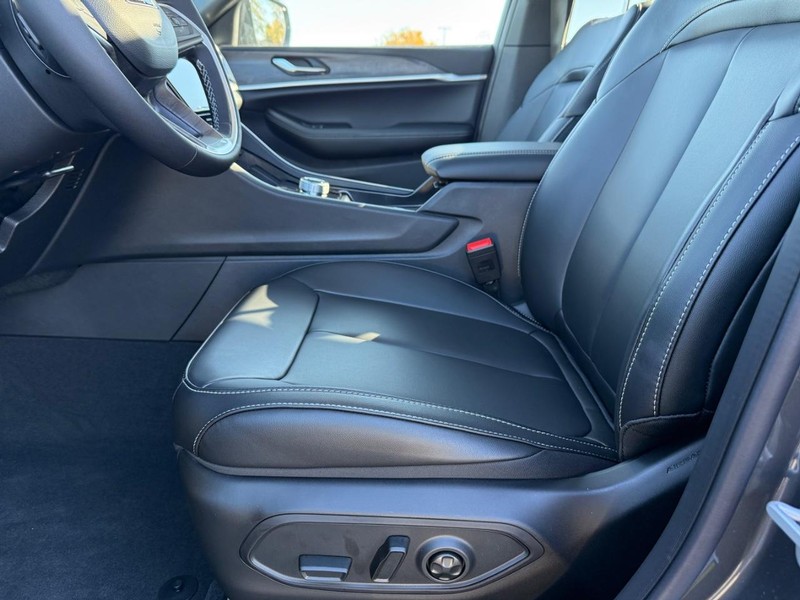 Jeep Grand Cherokee Vehicle Full-screen Gallery Image 19