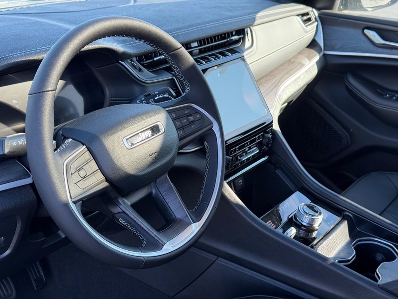 Jeep Grand Cherokee Vehicle Full-screen Gallery Image 20