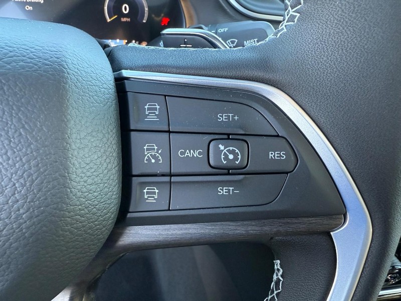 Jeep Grand Cherokee Vehicle Full-screen Gallery Image 22