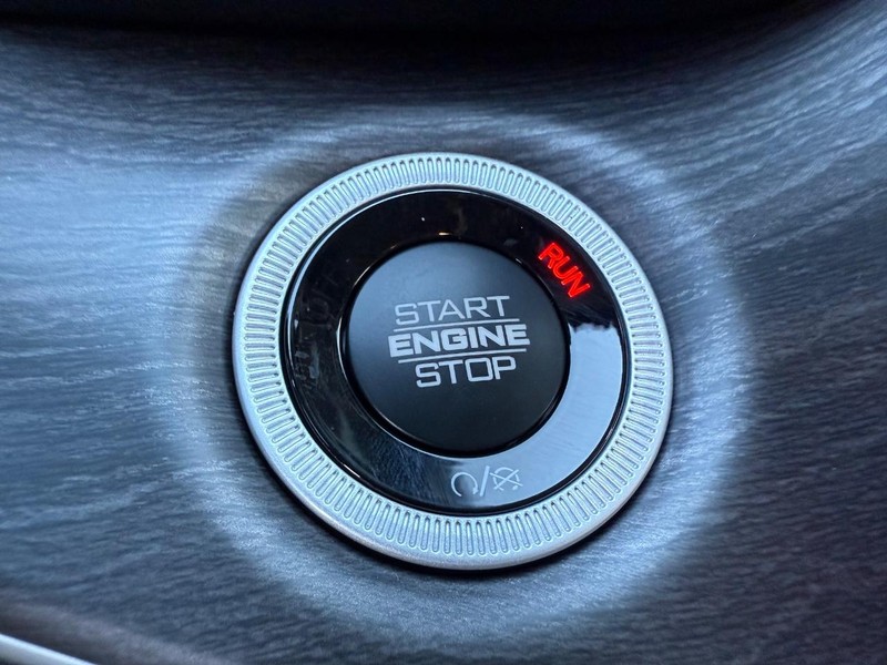 Jeep Grand Cherokee Vehicle Full-screen Gallery Image 23