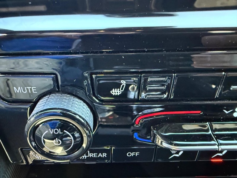 Jeep Grand Cherokee Vehicle Full-screen Gallery Image 24