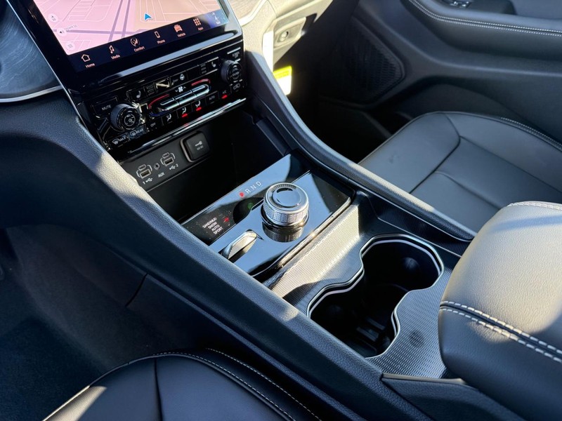 Jeep Grand Cherokee Vehicle Full-screen Gallery Image 28