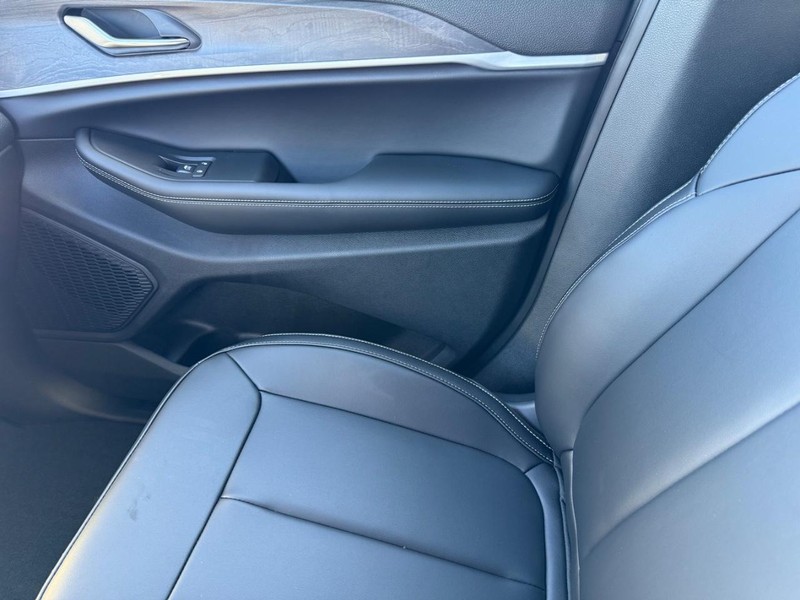 Jeep Grand Cherokee Vehicle Full-screen Gallery Image 29