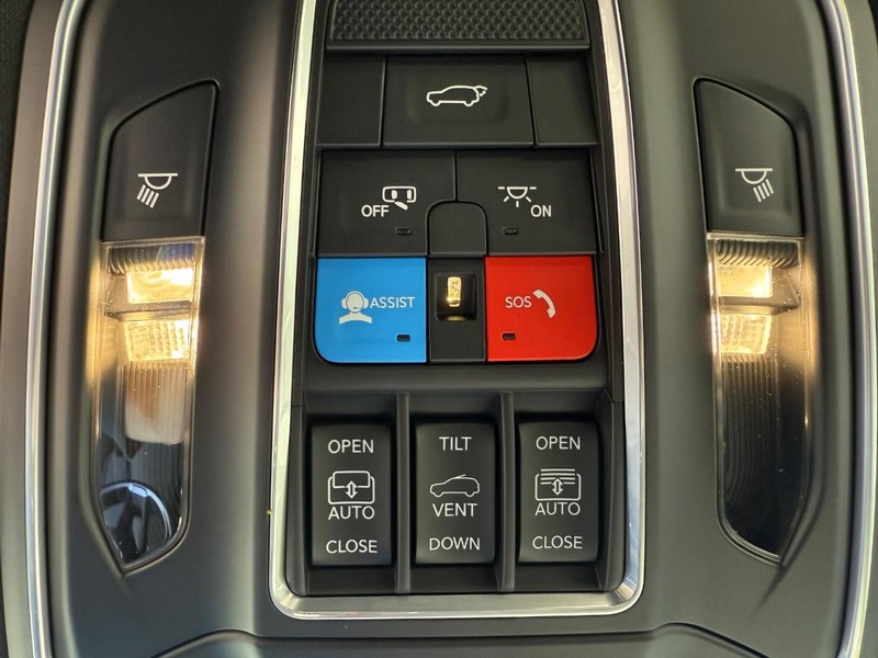 Jeep Grand Cherokee Vehicle Full-screen Gallery Image 30