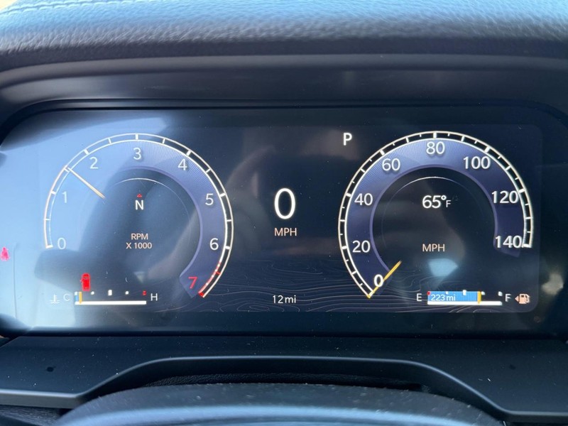 Jeep Grand Cherokee Vehicle Full-screen Gallery Image 31