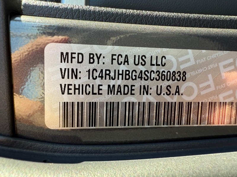 Jeep Grand Cherokee Vehicle Full-screen Gallery Image 34