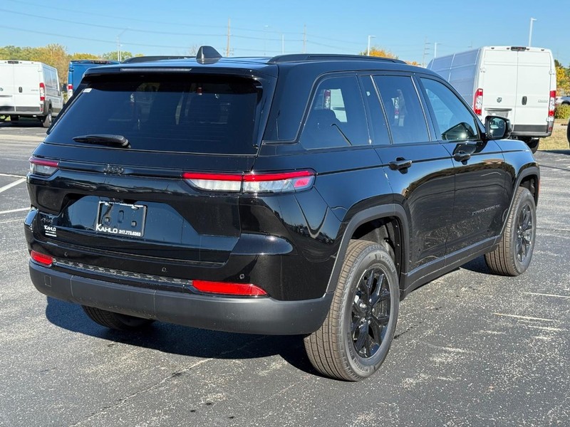 Jeep Grand Cherokee Vehicle Full-screen Gallery Image 3