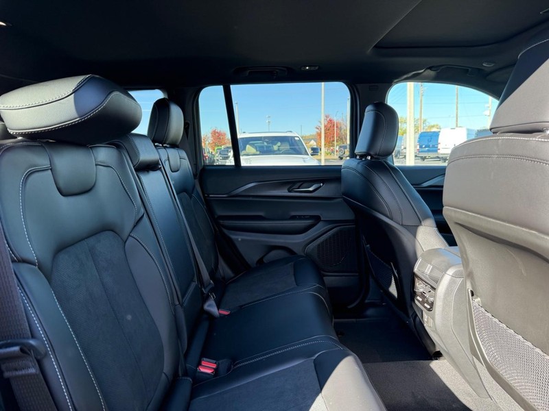 Jeep Grand Cherokee Vehicle Full-screen Gallery Image 11