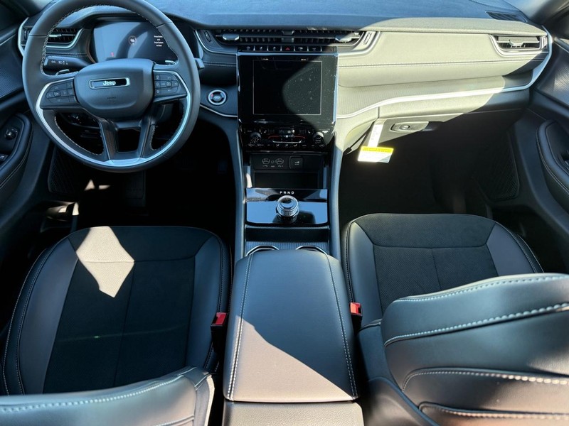 Jeep Grand Cherokee Vehicle Full-screen Gallery Image 14